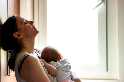 Viral Ibu Buang Bayi di KRL Diduga Alami Baby Blues, Kenali Gejalanya