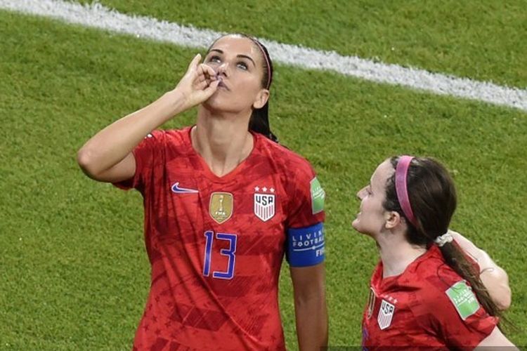 Striker timnas putri Amerika Serikat, Alex Morgan, berselebrasi seusai mencetak gol ke gawang Inggris di semifinal Piala Dunia Wanita 2019.