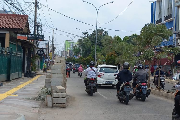 Tumpukkan batu besar proyek revitalisasi trotoar di Jalan Raya Kartini, diletakkan dibahu jalan tersebut pada Senin (28/11/2022).