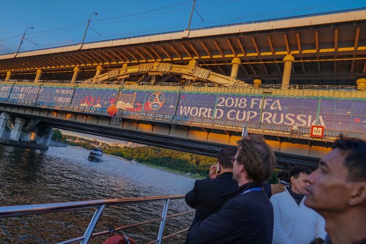 Sejumlah wartawan peliput Piala Dunia 2018 menyusuri Sungai Moskwa yang membelah ibu kota Rusia, 10 Juni 2018.