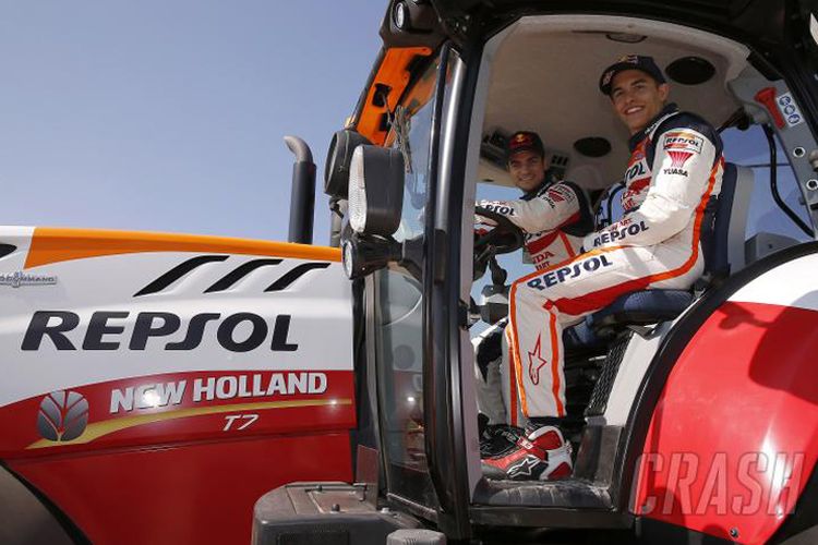Marck Marquez dan Dani Pedrosa tes traktor