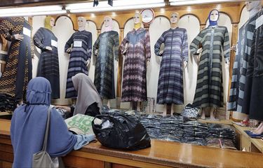 Abaya Jadi Pakaian Muslim Paling Dicari di Pasar Grosir Metro ...