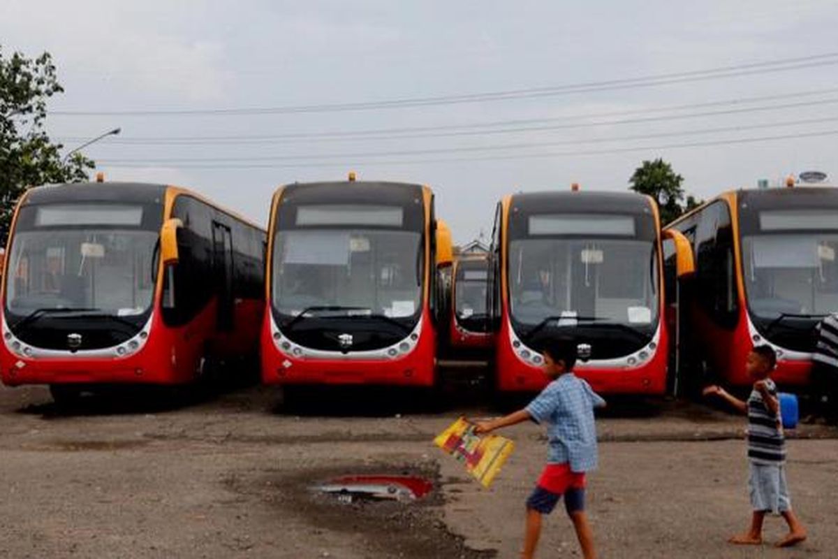 Sebanyak 23 bus Transjakarta, jenis bus gandeng, buatan Zhong Tong China menempati pool Transjakarta di Pesing, Jakarta, Rabu (12/12/2012). Rencananya Pemkot DKI Jakarta, total akan mengimpor sebanyak 66 bus gandeng dari China yang seluruhnya akan tuntas dikirim pada bulan Desember ini. Bentuk bus ini kaca depannya lebih lebar, dilengkapi atribut keselamatan seperti tabung pemadam kebakaran, palu pemecah kaca, dan CCTV.