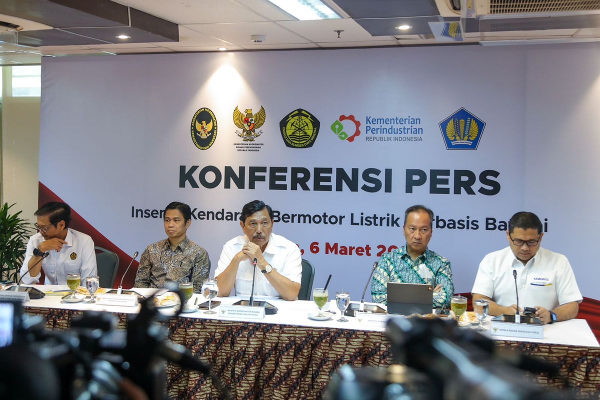 Menko Marves Luhut Binsar Pandjaitan didampingi sejumlah pejabat terkait mengenai insentif kendaraan listrik memberikan keterangan pers, di Jakarta, Senin (6/3/2023).