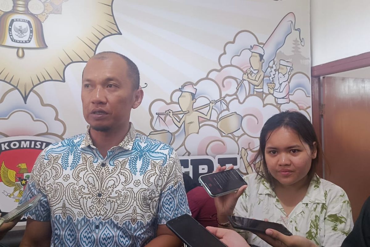 Koordinator Divisi Sosialisasi KPU Bali, I Gede John Darmawan saat konferensi pers di Kantor KPUD Bali, pada Kamis (28/11/2024). KOMPAS. Com/ Yohanes Valdi Seriang Ginta