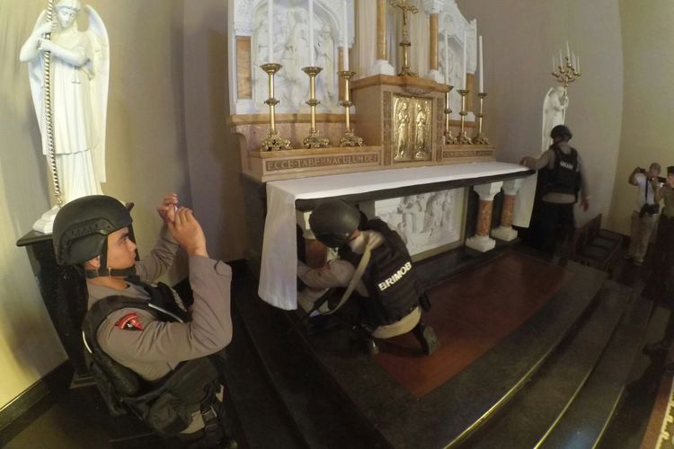Tim Gegana Brimob Polda Jabar tengah melakukan penyisiran di Gereja Katedral, Kota Bandung, Sabtu (23/12/2017). Penyisiran jelang Natal ini dilakukan untuk memastikan keamanan jemaah pada saat menjalankan perayaan Natal