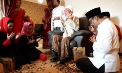 Cucu Mbah Kholil Bangkalan Doakan Ipul-Puti Menang Pilkada