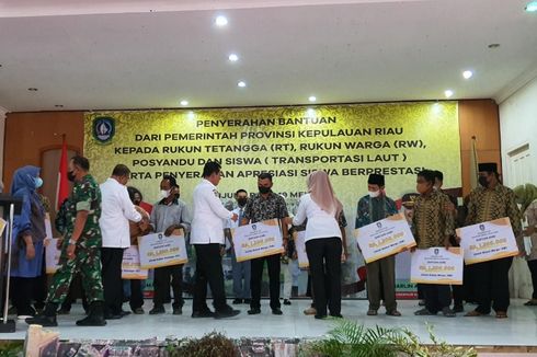 Gubernur Kepri Serahkan Bantuan kepada Masyarakat Karimun