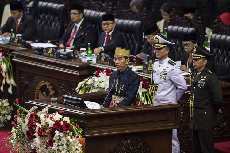 Presiden Joko Widodo menyampaikan pidato kenegaraan saat Sidang Tahunan MPR Tahun 2017 di Kompleks Parlemen, Senayan, Jakarta, Rabu (16/8/2017). Sidang tersebut beragendakan penyampaian pidato kenegaraan Presiden Joko Widodo dalam rangka HUT Ke-72 Kemerdekaan Republik Indonesia.