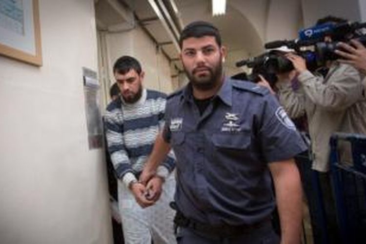 Polisi Israel membawa Khaled Kutina, tersangka pelaku penabrakan dua warga Israel di Jerusalem bulan lalu, menuju pengadilan untuk menjalani sidang.