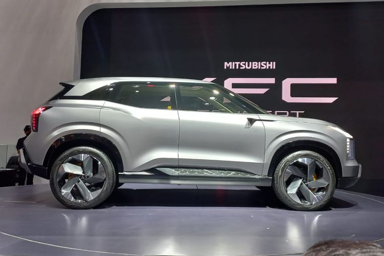 Mobil konsep Mitsubishi XFC Concept dipamerkan pada Indonesia International Motor Show (IIMS) 2023