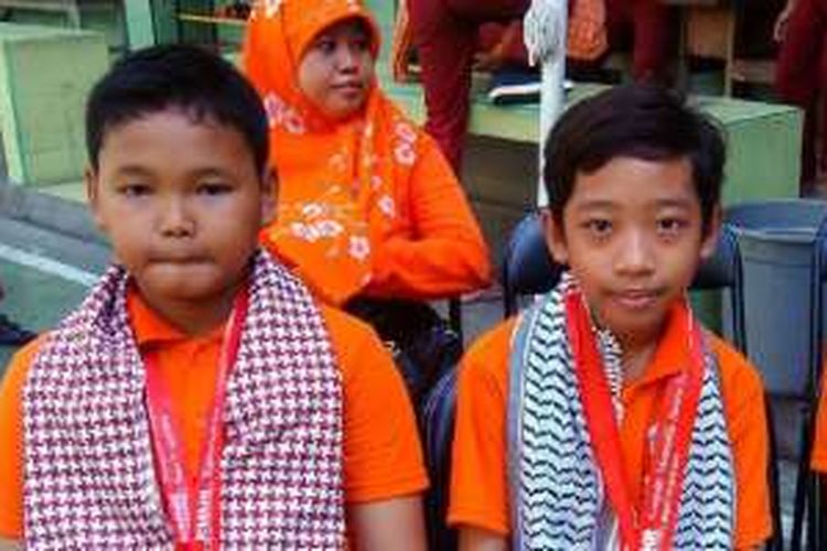 Noval Ilham Arfiansyah (kanan),  siswa MI NU Trate Putra Gresik yang kemungkinan batal mewakili Indonesia.