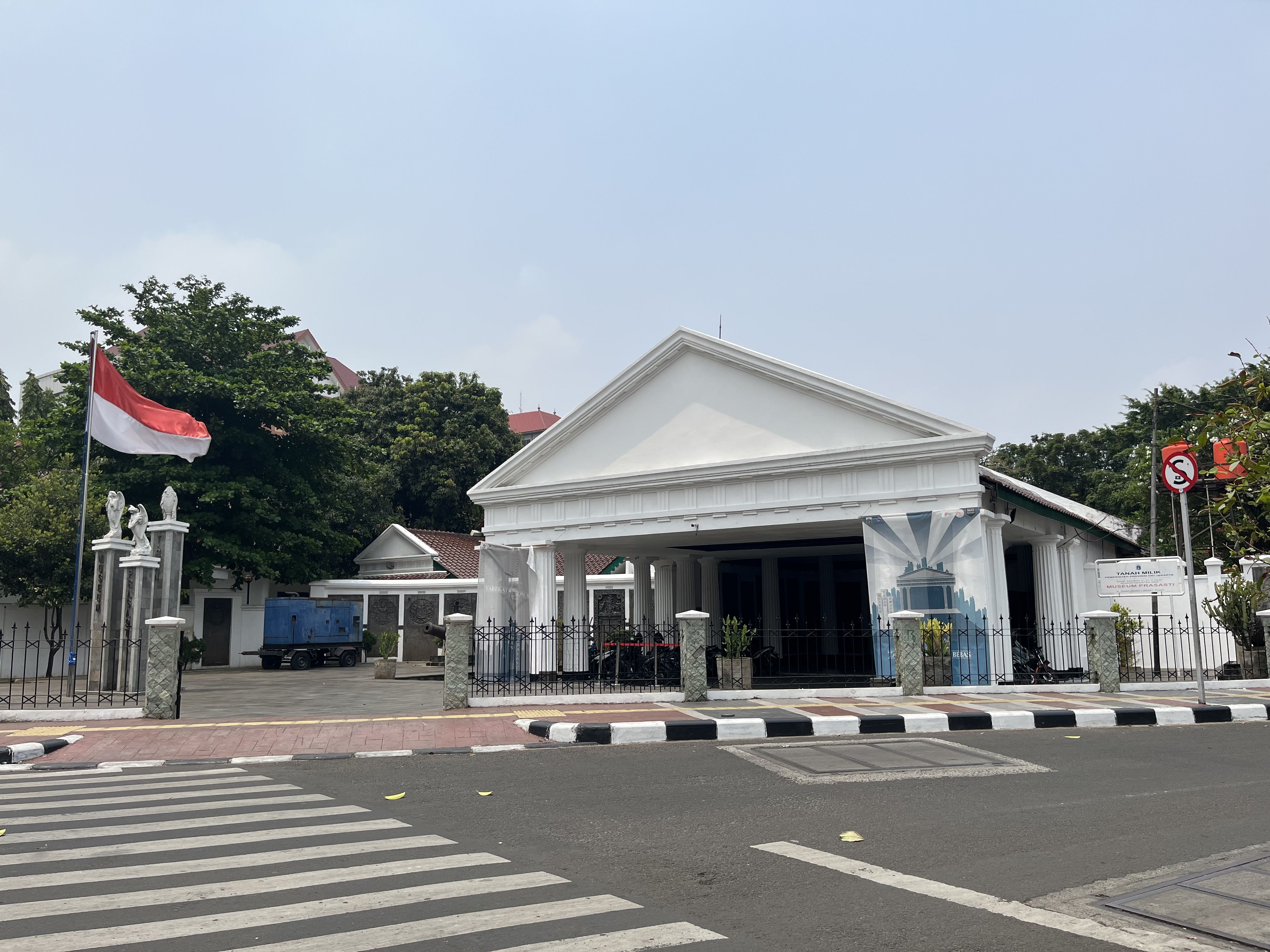 5 Wisata Dekat Museum Taman Prasasti, Bisa Jalan Kaki