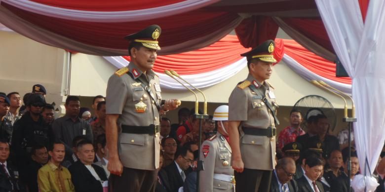 Kapolri Jenderal Pol Tito Karnavian dan mantan Kapolri Jenderal (Purn) Badrodin Haiti mrmimpin upacara serah terima jabatan Kapolri di stadion PTIK, Jakarta, Kamis (14/7/2016).