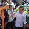 Pakai Kemeja Putih Polos, Jokowi Blusukan dan Bagi-bagi Sembako di Pasar Rawamangun