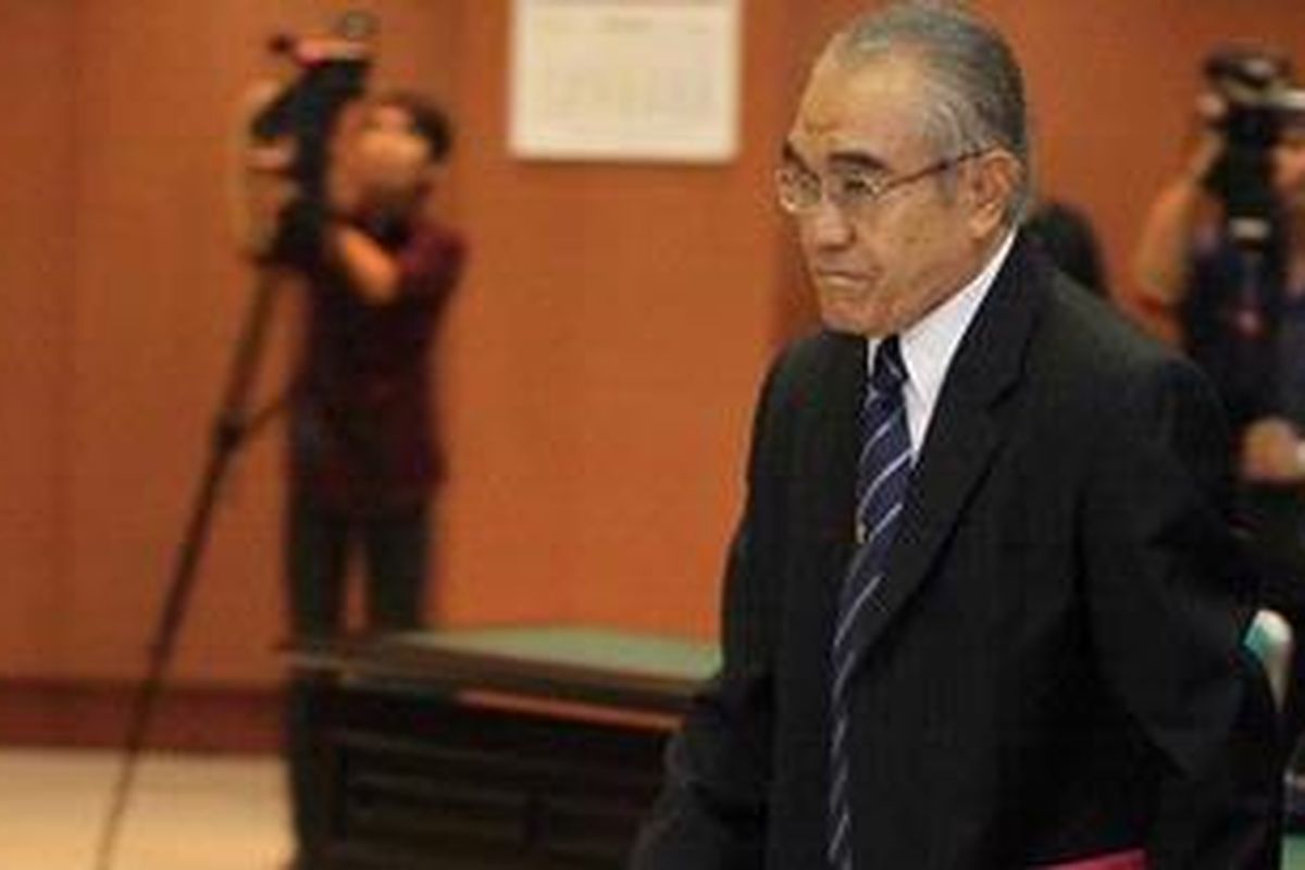 Hakim Agung Achmad Yamanie menjalani Sidang Etik Majelis Kehormatan Hakim (MKH) di Mahkamah Agung (MA), Jakarta, Senin (10/12/2012). Achmad Yamanie dipecat dari jabatannya karena dinilai melanggar kode etik dengan mengubah putusan peninjauan kembali (PK) atas terpidana narkoba Hengky Gunawan dari 15 tahun menjadi 12 tahun.  