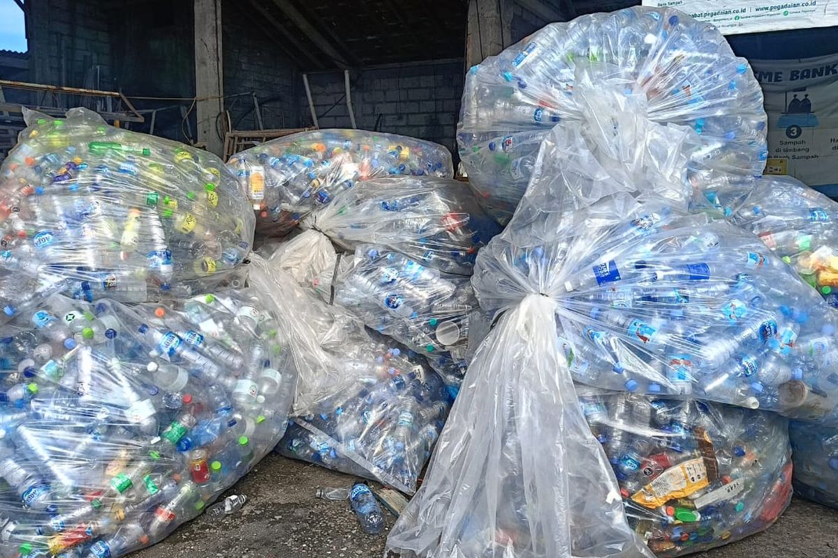 Tumpukan botol plastik di sebuah bank sampah di Kota Denpasar, Bali.