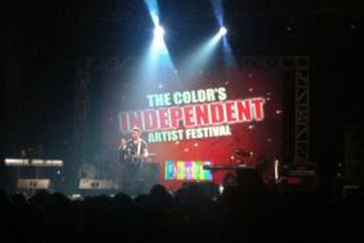 Penyanyi daril AS yang populer di YouTube, Joseph Vincent, tampil dalam The Color’s Independent Artist Festival 2014, yang diadakan di Tennis Indoor Senayan, Jakarta, Minggu (28/9/2014) malam.