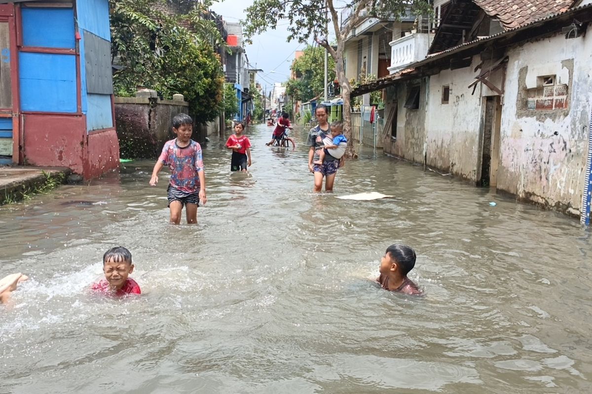 Sejumlah warga di Kampung Bojongasih, Desa Dayeuhkolot, Kabupaten Bandung, Jawa Barat, menggunakan perahu untuk membantu aktivitas lantaran wilayah Kampung Bojongasih terendam luapan sungai Citarum, Rabu (26/2/2025)