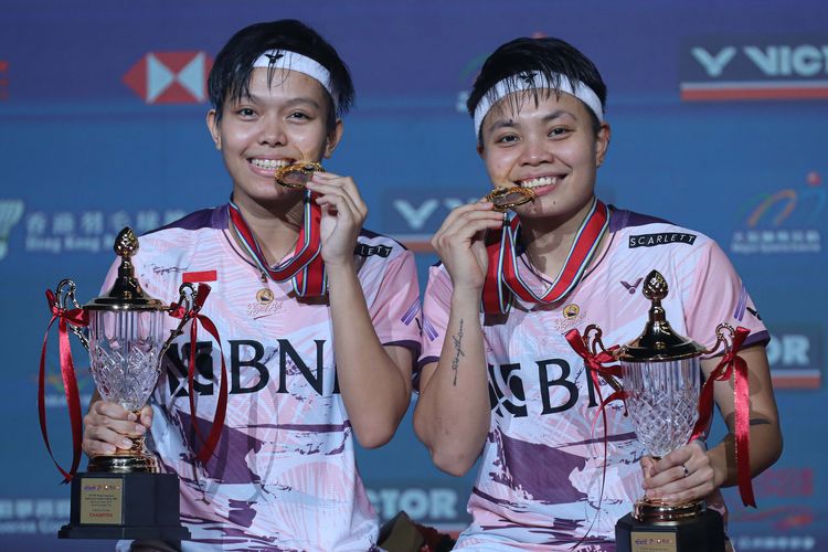 Ganda putri Indonesia, Apriyani Rahayu/Siti Fadia Silva Ramadhanti, menjadi juara Hong Kong Open 2023 setelah mengalahkan Tan Pearly/Thinaah Muralitharan (Malaysia) dengan skor 14-21, 24-22, 21-9 di Hong Kong Coliseum, Minggu (17/9/2023). 