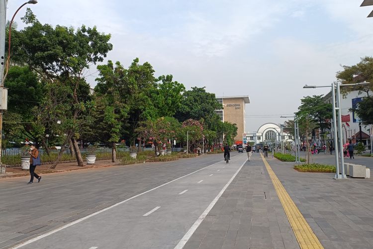 Akivitas pengunjung di Jalan Lada, kawasan Kota Tua, Jakarta Barat, Jumat (26/08/2022). Area bebas kendaraan bermotor yang lebih luas membuat pengunjung lebih leluasa beraktivitas, termasuk berolahraga.