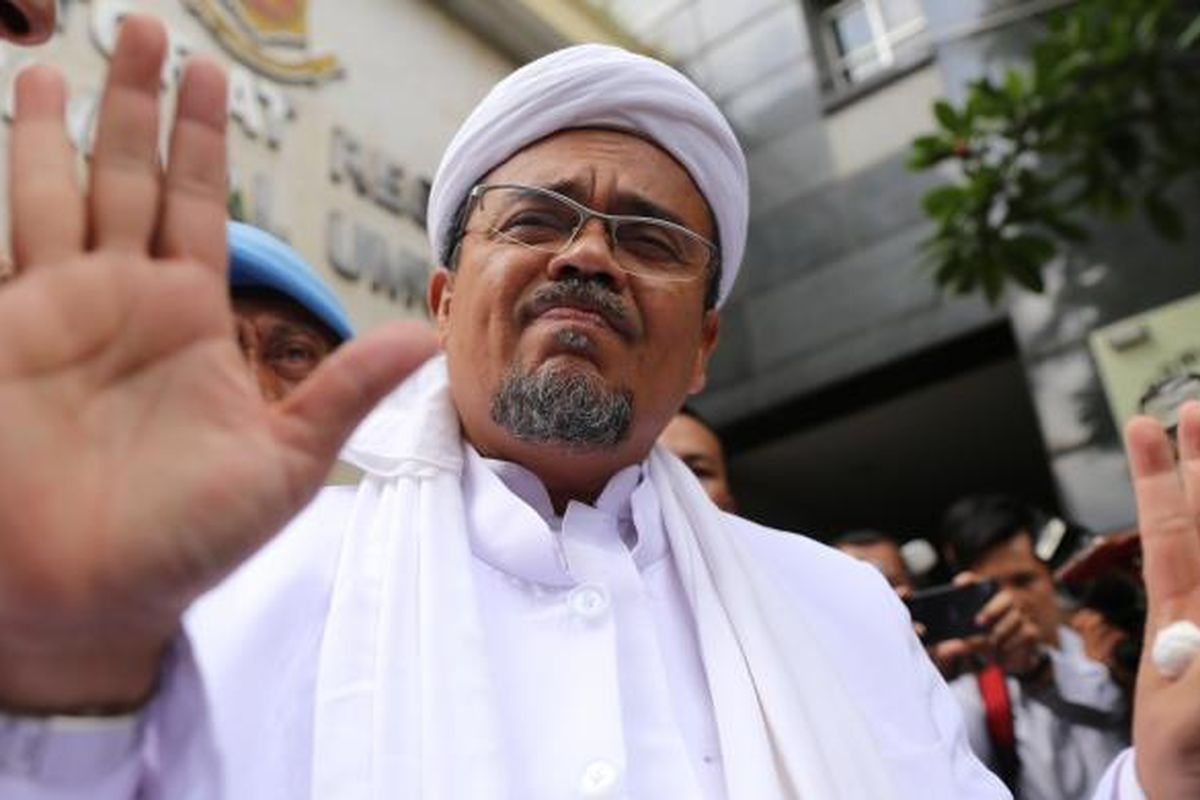 Pimpinan Front Pembela Islam, Rizieq Shihab tiba di Kantor Direktorat Reserse Kriminal Umun, Polda Metro Jaya, Jakarta, Rabu (1/2/2017).