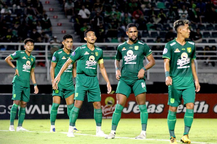 Pemain Persebaya Surabaya Riswan H Lauhim, Rizky Ridho dan Silvio Junior bersiap menghalau tendangan pemain Persita Tangerang saat pertandingan pekan 2 Liga 1 2022-2023 yang berakhir dengan skor 2-0 di Stadion Gelora Bung Tomo Surabaya, Senin (1/8/2022) malam. 