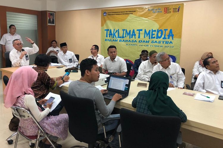 Taklimat media tentang peringatan Bulan Bahasa dan Sastra (BBS) di kantor Kemendikbud, Jakarta, Kamis (24/10/2019).