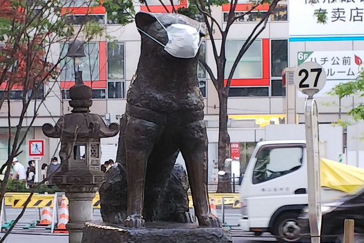 Patung Hachiko di Stasiun Shibuya juga dipakaikan masker saat pandemi Covid-19 di Jepang.