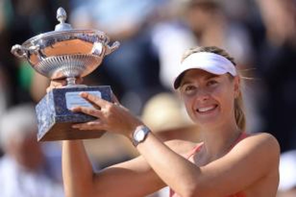 Petenis Rusia, Maria Sharapova, mengangkat trofi juara Italia Terbuka di Roma yang didapat setelah menundukkan petenis Spanyol, Carla Suarez Navarro, pada laga final, Minggu (17/5/2015). Sharapova menang 4-6, 7-5, 6-1.