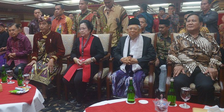 Presiden Joko Widodo (kedua kiri) bersama Wakil Presiden Yusuf Kalla (kiri), Ketua Umum DPP PDIP Megawati Soekarnoputri (ketiga kiri), Wakil Presiden terpilih Maruf Amin (kedua kanan) dan Ketua Umum Partai Gerindra Prabowo Subianto, hadir pada pembukaan Kongres V PDIP di Sanur, Bali, Kamis (8/8/2019). Kongres V PDIP yang berlangsung 8-11 Agustus 2019 tersebut dihadiri sekitar 2.170 peserta dari 514 Dewan Pimpinan Cabang (DPC), 34 Dewan Pimpinan Daerah (DPD), para pengamat dan sejumlah pimpinan partai politik. ANTARA FOTO/Nyoman Budhiana/ama.