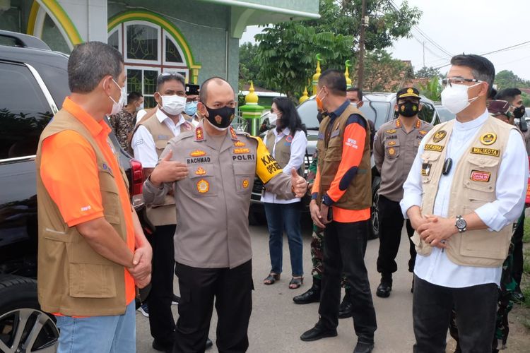 Ketua Satuan Tugas Penanganan Covid-19 Doni Monardo bersama Kapolda Jambi dan Wali Kota Jambi saat melihat pengendalian zona merah tingkat RT di Kelurahan Payo Selincah karena 28 orang telah terpapar virus corona, Jumat (7/5/2021).