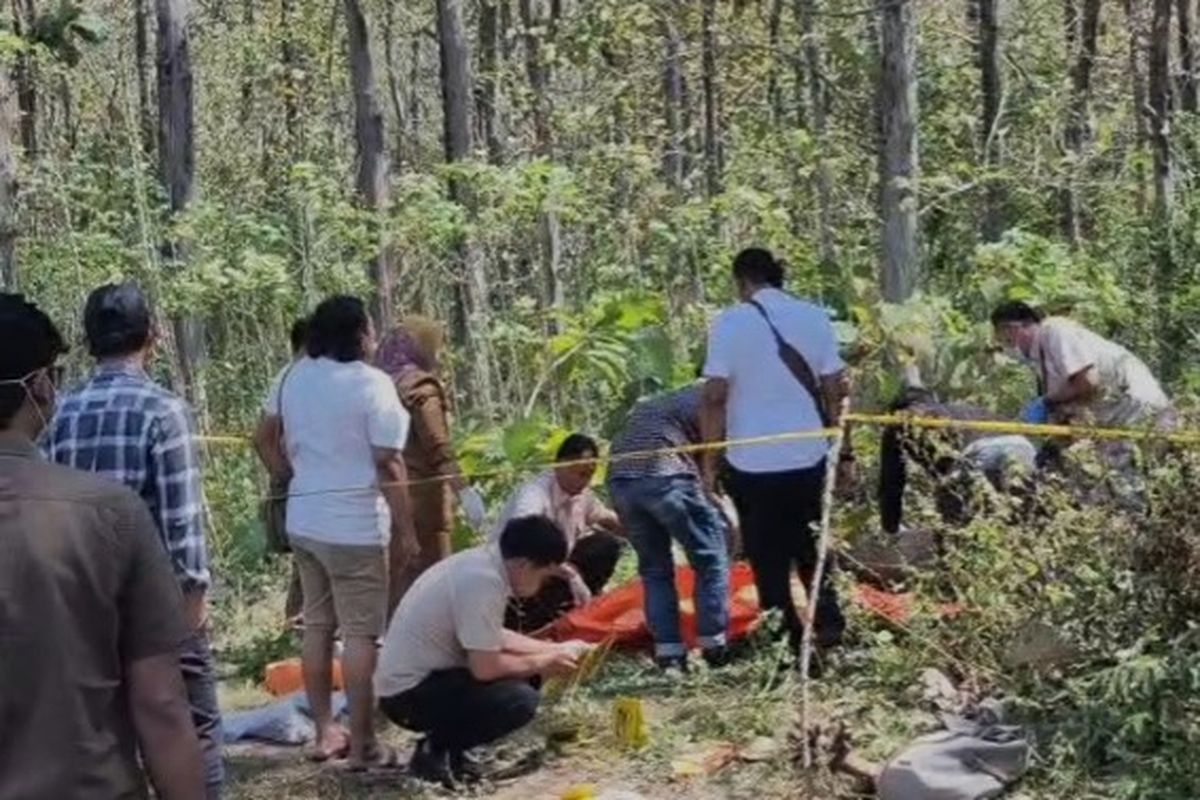 Petugas dari Kepolisian Resor Ponorogo melakukan evakuasi terhadap jasad perempuan setengah telanjang yang ditemukan warag tergeletak di hutan sekitar Gua Lowo. Menurut saksi pada jasad korban ditemukan luka lebam dan juga bekas jeratan tali.
