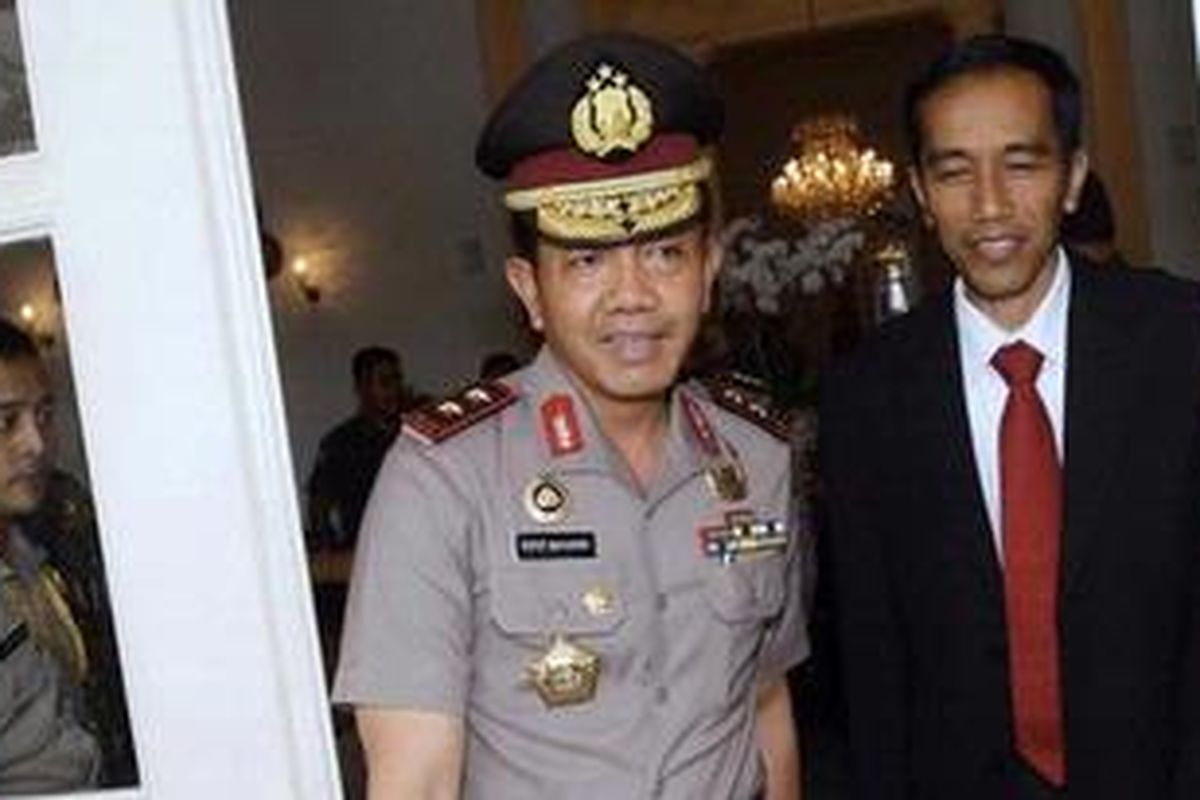 Guberur DKI Jakarta, Joko Widodo menghantar Kapolda Metro Jaya, Irjen Putut Bayuseno menuju mobil usai mengadakan pertemuan di Balaikota Jakarta, Senin (5/11/2012). Gubernur dan Kapolda sepakat untuk mengatasi 70 titik kemacetan di Jakarta.
