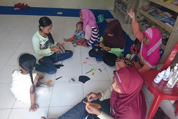 Kegiatan belajar di Sekolah Kampung yang dirintis kelompok tani Marsudi Lestantun. Para peserta pendidikan ini merupakan para petani putus sekolah yang ingi belajar melalui Kejar Paket A, B dan C.