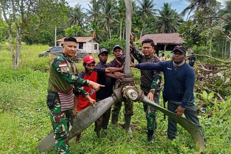 Baling-baling dari reruntuhan pesawat yang berasal dari PD II ditemukan di Kabupaten Keerom, wilayah perbatasan RI-PNG, Rabu (22/5/2024). ANTARA/HO-Satgas Yonif 122/TS.