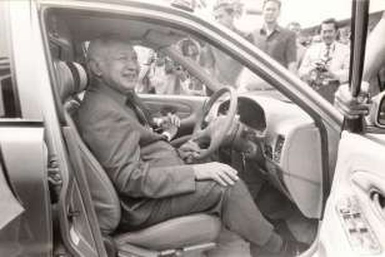 Presiden Soeharto sedang mencoba mobil hadiah dari PM Malaysia Mahathir Muhamad, di Jakarta, 19 Mei 1994.