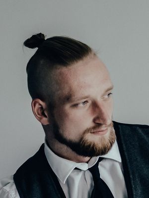 Model rambut pria man bun atau cepol cocok bagi pemilik rambut tebal dan membuat rambut tampak lebih bervolume.
