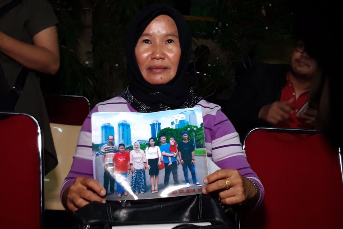 Ida Riyani, saat menunjukkan foto bersama anak, menantu, dan cucunya yang jadi korban pesawat Lion Air JT 610 registrasi PK LQP, di RS Polri, Kramatjati, Jakarta Timur, Rabu (7/11/2018)
