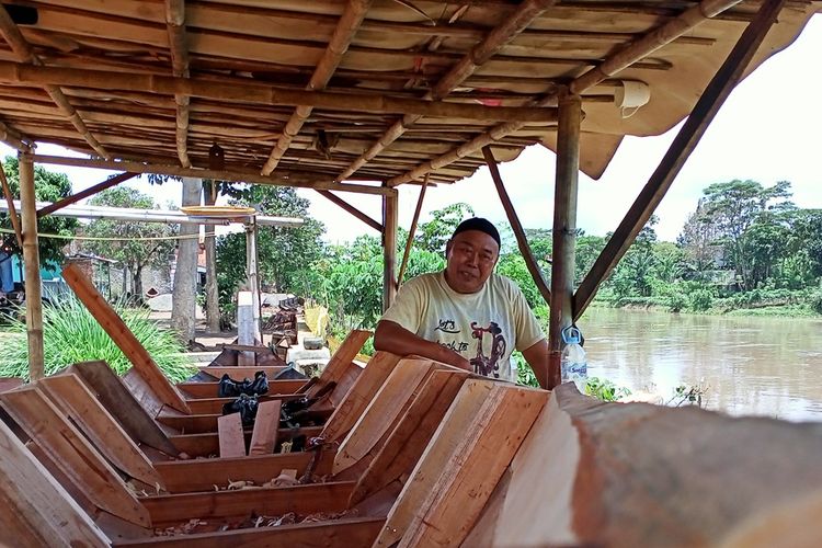 Abah Karun (66) seorang pengrajin perahu tongkang asal Kecamatan Baleendah, Kabupaten Bandung, Jawa Barat, yang hingga kini masih bertahan membuat perahu. Perahu buatan Abah Karun sangat bermanfaat bagi warga yang kerap terkena dampak banjir Bandung Selatan.