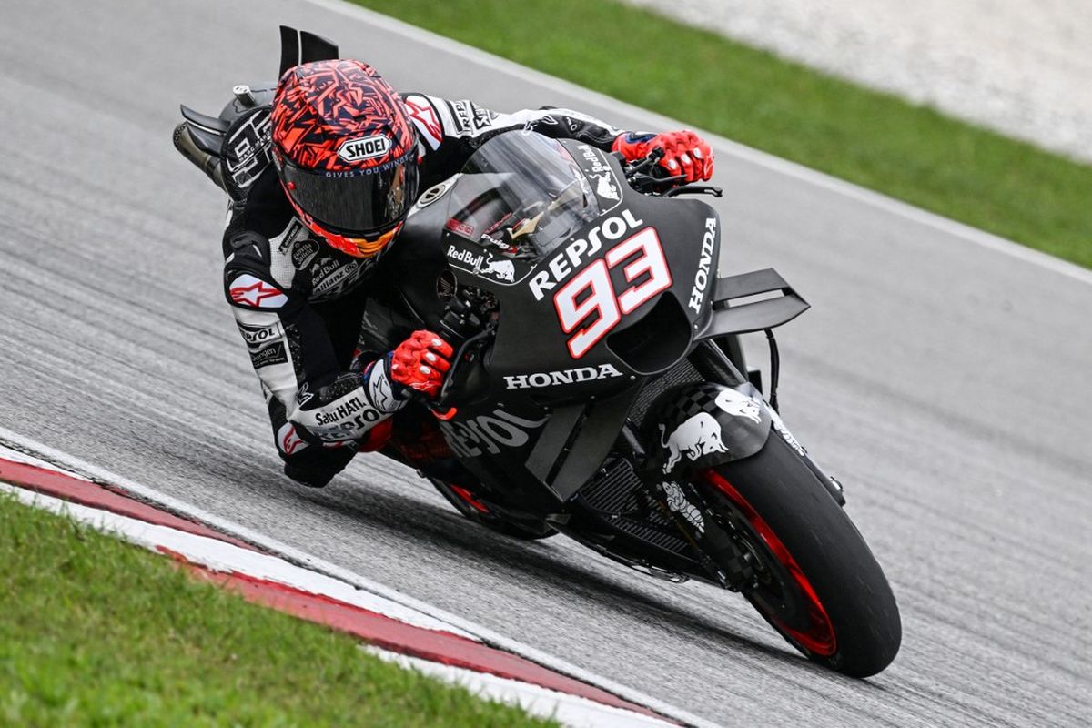 Pebalap Repsol Honda, Marc Marquez, menjajal sesi tes resmi MotoGP di Sirkuit Internasional Sepang pada 11 Februari 2023.