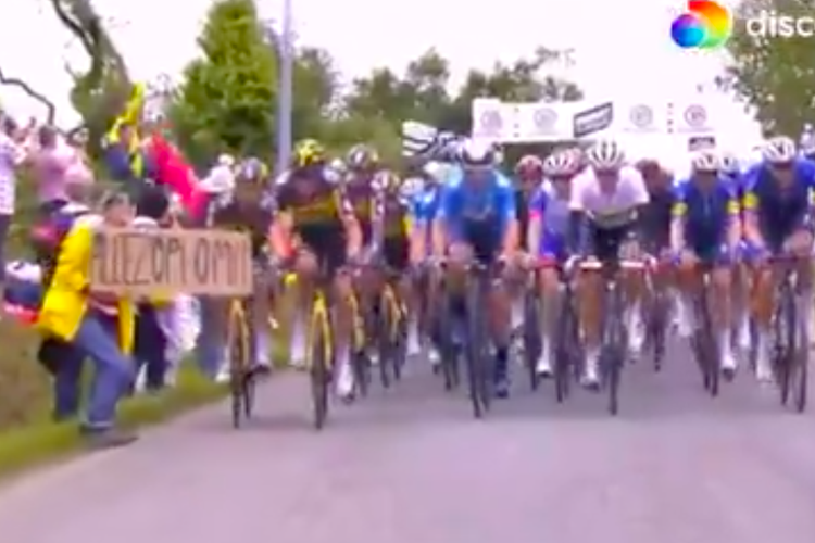 Tangkapan layar video detik-detik kecelakaan dalam lomba sepeda Tour de France