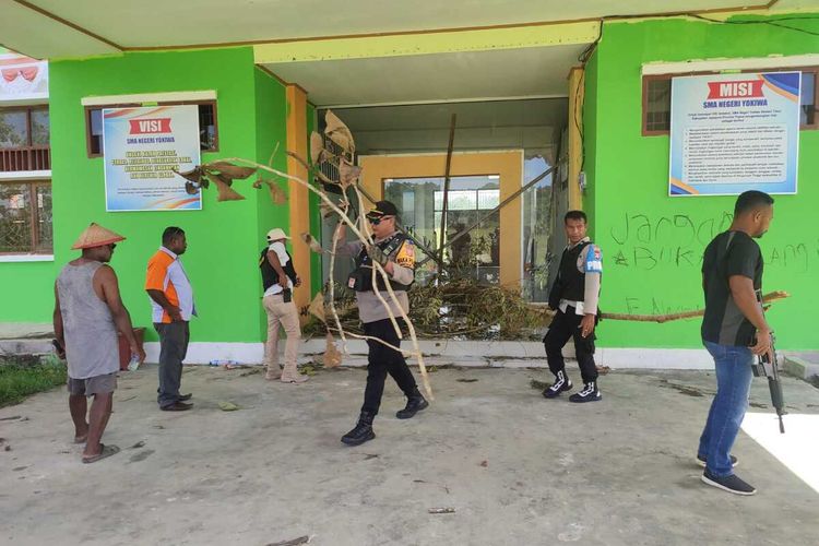 Kepolisian Polsek Sentani Timur dan Polres Jayapura, saat membuka pemalangan SMA Negeri Yokiwa di Kampung Yokiwa, Distrik Sentani Timur, Kabupaten Jayapura, Papua, Kamis (13/7/2023).