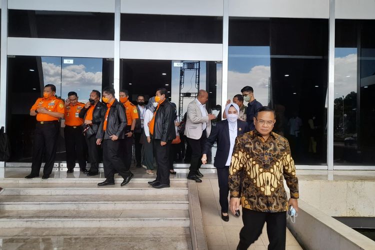 Sejumlah pejabat dan orang-orang di Gedung DPR panik saat gempa terjadi di Jakarta, Senin (21/11/2022) siang.