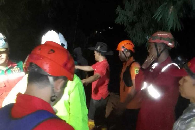 Tim TRC BPBD sedang melakukan pencarian korban tertimbun longsor di Desa Sentul, Kecamatan Babakan Madang, Kabupaten Bogor, Jawa Barat, Minggu (24/3/2024).