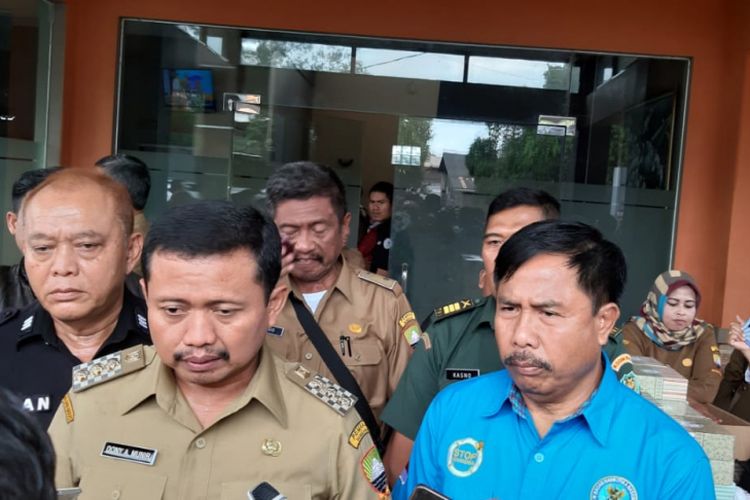 Bupati Sumedang Dony Ahmad Munir saat sidak tes urine di acara sosialisasi Pemilu 2019 di Hotel Handayani, Sumedang,  Jawa Barat, Selasa (18/12/2018).