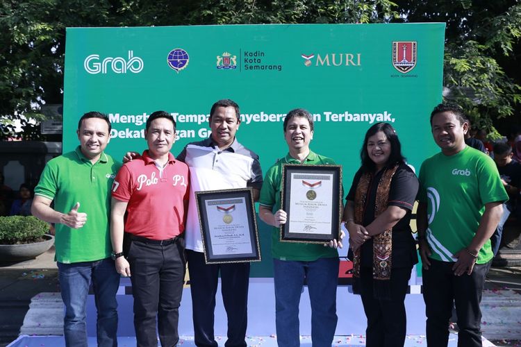 Wali Kota Semarang, Hendrar Prihadi, menerima penghargaan atas pemecahan rekor MURI menghias tempat penyeberangan jalan terbanyak, Minggu (29/4/2018)