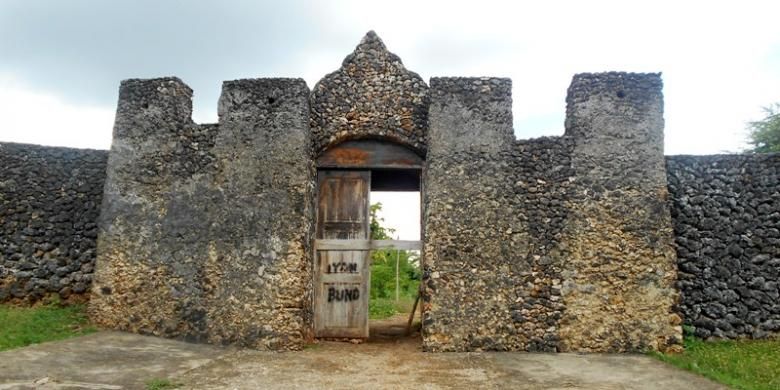 Pintu gerbang Benteng Baadia yang terlihat masih tegak berdiri di Kelurahan Baadia, Kecamatan Murhum, Kota Baubau, Sulawesi Tenggara. Benteng ini dibangun masa Sultan Buton ke XXIX, Sultan Muhammad Idrus Kaimuddin I.