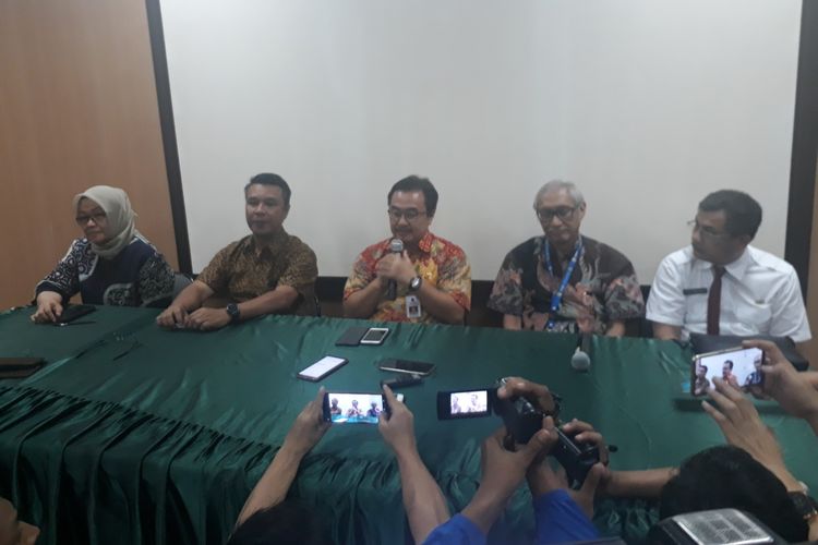 Dari kiri ke kanan: Kepala Dinas Kesehatan Kota Surabaya, Febria Rachmanita, Kabag Humas Pemkot Surabaya, M. Fikser, Direktur Utama RSUD Dr. Soetomo Joni Wahyuhadi, Kepala Instalasi Rawat Intensif dan Reanimasi RSUD Dr. Soetomo Hardiono, dan Humas RSUD Dr. Soetomo Pesta Patulian saat jumpa pers di Gedung Pelayanan Bedah Terpadu (GPBT) RSUD Dr. Soetomo, Kamis (27/6/2019). 