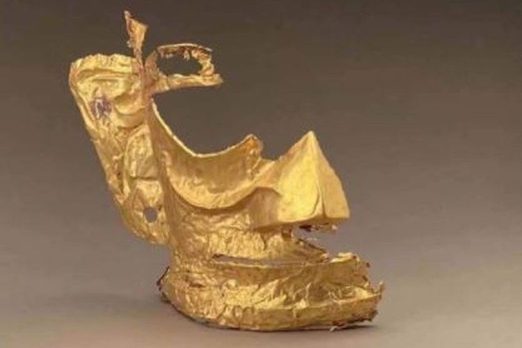 Topeng emas berusia 3.000 tahun yang ditemukan di provinsi Sichuan. [Weibo via BBC]
